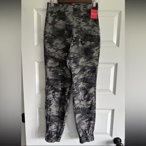 SPANX Womens Gray Camouflage Cargo Pants Size Small NWT